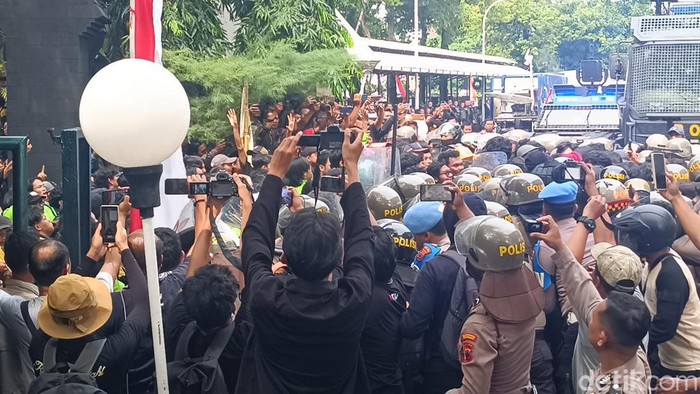 Massa mahasiswa saat melakukan unjuk rasa di Gedung DPRD Jateng, Kamis (22/8/2024).