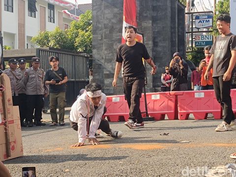 Massa melakukan aksi tabur bunga di halaman Mapolda Jateng, Semarang, untuk memperingati 2 tahun kasus mutilasi ASN Semarang, Iwan Boedi Prasetijo, Kamis (22/8/2024).