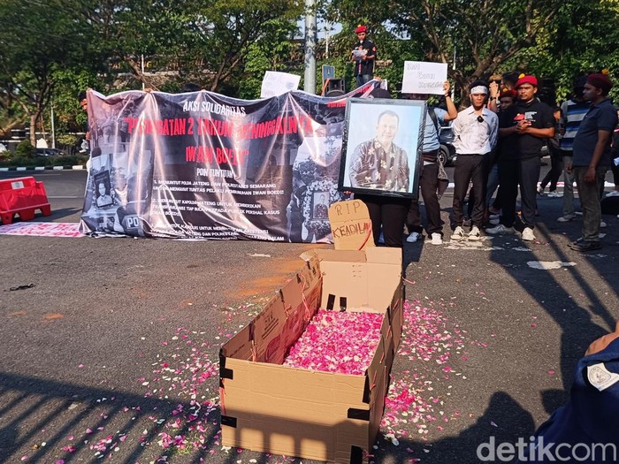 Massa melakukan aksi tabur bunga di halaman Mapolda Jateng, Semarang, untuk memperingati 2 tahun kasus mutilasi ASN Semarang, Iwan Boedi Prasetijo, Kamis (22/8/2024).