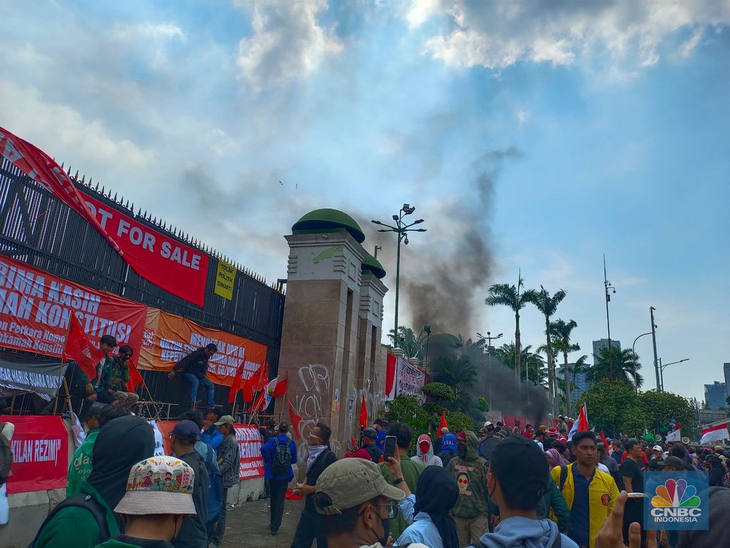Massa membakar ban selama aksi demonstrasi menolak pengesahan Revisi UU Pilkada di depan Gedung DPR RI, Jakarta, hari ini, Kamis (22/8/2024). (CNBC Indonesia/Martyasari Rizky)