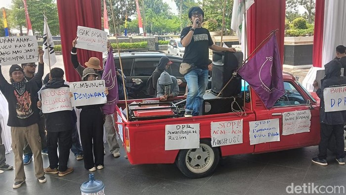Massa mendatangi halaman DPRD Provinsi Jambi tolak RUU Pilkada