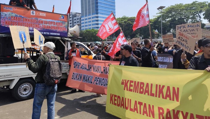 Massa Partai Buruh datangi gedung DPR untuk demo tolak revisi UU Pilkada versi DPR (Azhar/detikcom)