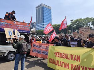 Massa Buruh Mulai Datangi DPR, Bawa Spanduk Kembalikan Kedaulatan Rakyat