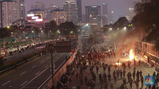 Massa pengunjuk rasa menolak RUU Pilkada di Gedung DPR, Senayan, Jakarta, Kamis (22/8/2024) masih bertahan di sekitar gedung hingga jalan tol dalam kota. (CNBC Indonesia/Muhammad Sabki)