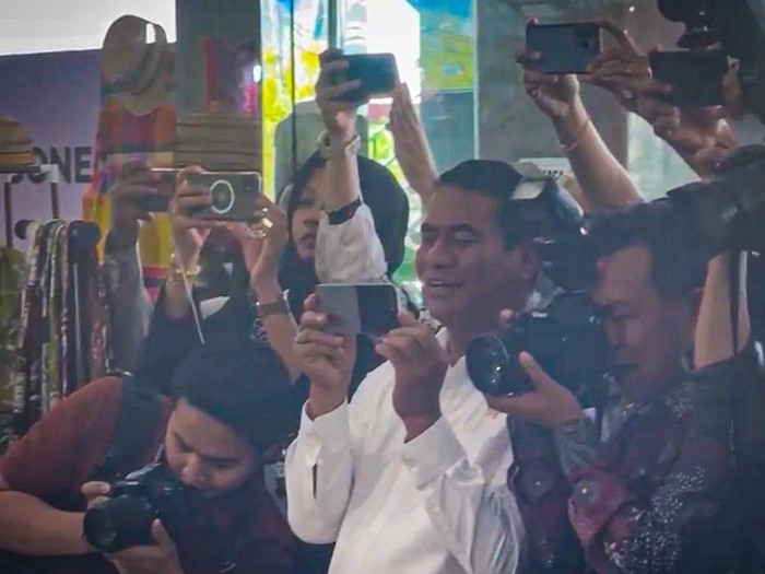 Mentan Amran jadi tukang foto Iriana Jokowi.