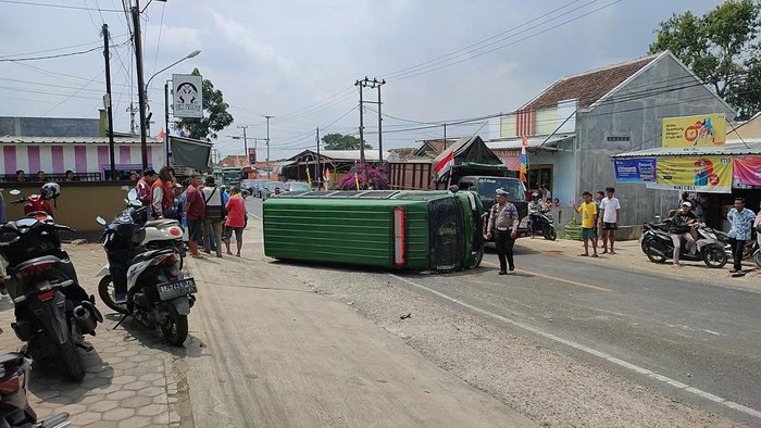 Mobil Kejari Tanggamus yang membawa tahanan terguling.