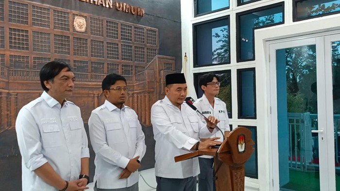 Ketua KPU, Mochammad Afifuddin, di kantor KPU, Menteng, Jakarta Pusat, Kamis (22/8/2024).