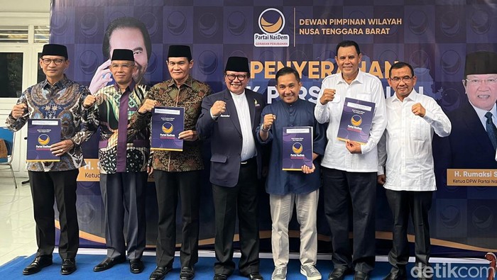 Mohan Roliskana dan Mujiburrahman saat menerima rekomendasi Partai NasDem bersama cakada yang lain pada Kamis (22/8/2024).
