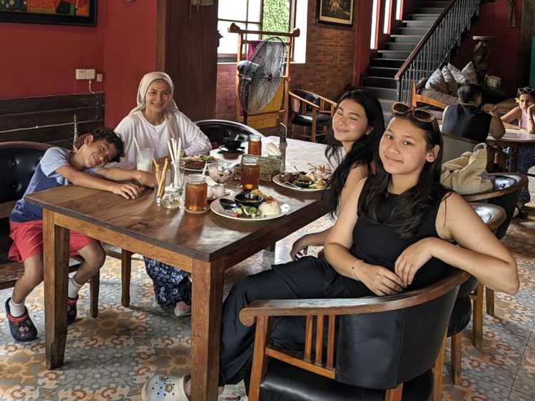 Wanda Hamidah Suka Kulineran Bareng Anak dan Jajan Durian