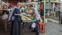 Jalan-jalan ke Kuala Lumpur, Wanda tidak melewatkan jajan durian di Alor Food Street. Ia memilih-milih dan membeli Musang King yang terkenal manis dan berdaging tebal. Foto: Instagram wanda_hamidah