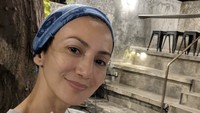 Wanita yang hobi yoga ini mendukung UMKM makanan dari Tegal. Ia mempromosikan banana bolen yang cocok dijadikan oleh-oleh. Foto: Instagram wanda_hamidah