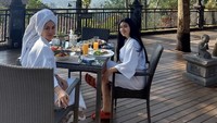 Ini potret manis Wanda bersama anak perempuannya, Shalima Hakim. Mereka yang tengah menginap di Magelang menikmati sarapan dengan pemandangan alam asri. Foto: Instagram wanda_hamidah