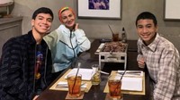 Bersama dua jagoannya, Wanda tampak sedang mampir ke restoran daging panggan. Tampak ada potongan daging di tengah meja yang siap dilahap. Foto: Instagram wanda_hamidah