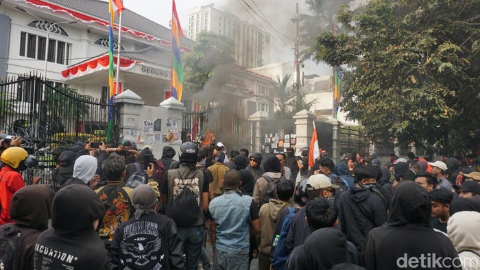 Mulai Panas, Massa Pendemo Depan Gedung DPRD Jabar Lemparkan Petasan