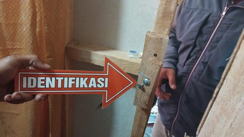 Olah TKP kakek tewas bersimbah darah di Desa Menggala, Kecamatan Pemenang, Lombok Utara, NTB, Kamis (22/8/2024). (Humas Polres Lombok Utara)