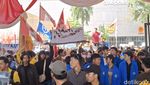 Pakai Topeng Prabowo-Bahlil, Massa Tolak RUU Pilkada Geruduk DPRD Sumsel