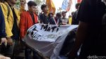 Pakai Topeng Prabowo-Bahlil, Massa Tolak RUU Pilkada Geruduk DPRD Sumsel