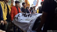 Mereka menggelar aksi teatrikal untuk menyindir pemerintahan saat ini. Usai menggelar aksi taeatrikal, para pendemo kembali menyuarakan untuk mengawal putusan MK terhadap RUU Pilkada.