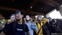 Massa aksi terus menyuarakan tuntutannya, yakni mendesak DPR dan pemerintah untuk membatalkan RUU Pilkada, mendesak DPR RI untuk mematuhi putusan Mahkamah Konstitusi, mendesak KPU untuk segera menyusun Peraturan Komisi Pemilihan Umum (PKPU), mendesak DPR dan Pemerintah dalam menjaga integritas demokrasi dan konstitusi.
