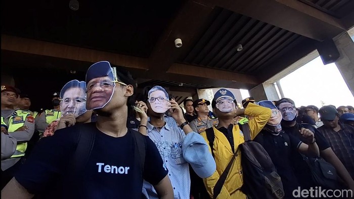 Ratusan mahasiswa yang tergabung dalam Badan Eksekutif Mahasiswa (BEM ) Sumsel melakukan aksi unjuk rasa di halaman kantor DPRD Sumsel, Palembang, Kamis (22/8/2024). Massa terlihat memakai topeng sejumlah tokoh.