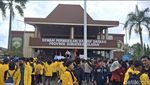 Pakai Topeng Prabowo-Bahlil, Massa Tolak RUU Pilkada Geruduk DPRD Sumsel