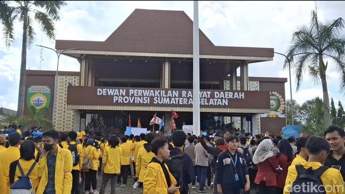 Pakai Topeng Prabowo-Bahlil, Massa Tolak RUU Pilkada Geruduk DPRD Sumsel Ratusan mahasiswa yang tergabung dalam Badan Eksekutif Mahasiswa (BEM ) Sumsel melakukan aksi unjuk rasa di halaman kantor DPRD Sumsel, Palembang, Kamis (22/8/2024). Massa terlihat memakai topeng sejumlah tokoh.