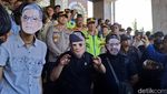 Pakai Topeng Prabowo-Bahlil, Massa Tolak RUU Pilkada Geruduk DPRD Sumsel