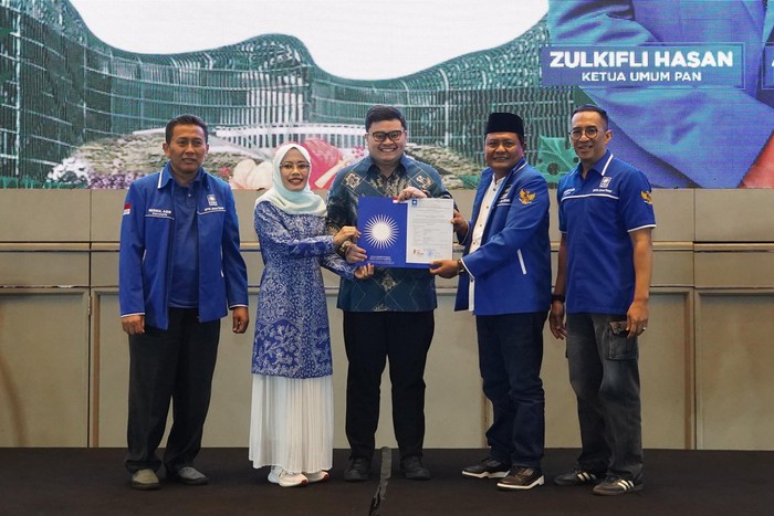 Partai Amanat Nasional (PAN) resmi mengusung pasangan Hanindhito Himawan  Pramana dan Dewi Mariya Ulfa sebagai bakal calon bupati dan wakil bupati Kediri pada Pilkada Serentak 2024.