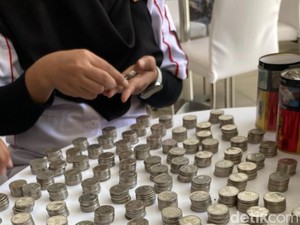 Pasutri Probolinggo Beli Motor Pakai Koin Sekarung Usai Nabung 5 Tahun
