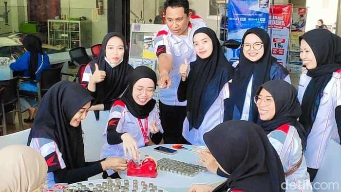 Pasutri di Kota Probolinggo Beli Motor Baru dengan Ribuan Uang Koin