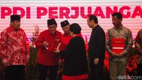 Ketum PDIP Megawati Soekarnoputri menyerahkan surat rekomendasi kepada calon kepala daerah di kantor DPP PDIP, Jakarta, Kamis (22/8/2024). Hari ini ada 6 provinsi, 151 kabupaten, dan 12 kota yang diumumkan.