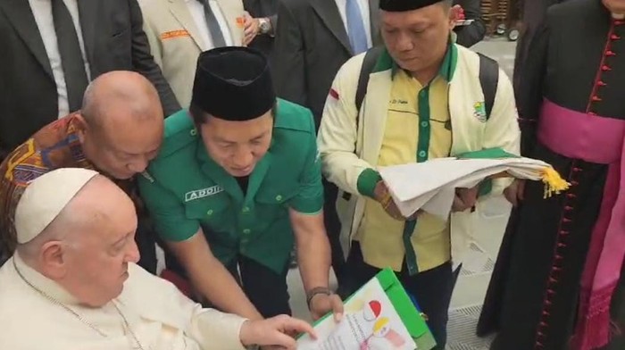 Pemuda lintas agama Indonesia bertemu Paus Fransiskus