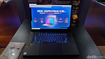 Asus Indonesia Gaming Product Manager, Darien Theodric, mengklaim bahwa laptop Asus ROG Zephyrus G16 mampu digunakan dalam berbagai macam situasi. Darien bilang orang-orang dapat memanfaatkan ketangguhan dan kecanggihannya untuk programming, gaming, editing, dan creating. Foto: (Panji Saputro/detikINET).