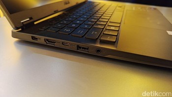 Di bagian keyboardnya bisa digunakan gaming dengan nyaman. Ia memberi contoh bahwa laptop ini punya 20 juta key press lifetime, travel distance 1,7 mm, touchpad besar, dan terdapat tombol Copilot. Foto: (Panji Saputro/detikINET).