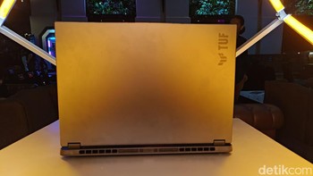 Laptop ini cukup tipis hanya 1,7 cm dan juga bobotnya ringan 1,46 kg. Foto: (Panji Saputro/detikINET).