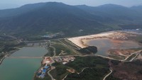 Pemandangan dari drone menunjukkan lubang tambang di wilayah operasi Ecuacorriente, di Tundayme, Ekuador.