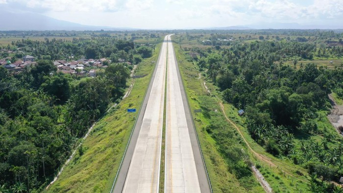 PT Hutama Karya (Persero) (Hutama Karya) akan segera menerapkan penyesuaian tarif Tol Sigli-Banda Aceh (Sibanceh). Penyesuaian ini akan membuat tarif jalan tol ini naik sekitar 12%.