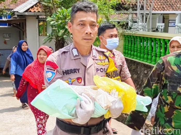 Penemuan jasad bayi dalam tas kresek di Desa Loning, Kecamatan Kemiri, Purworejo, Kamis (22/8/2024) siang.