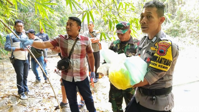 Penemuan jasad bayi dalam tas kresek di Desa Loning, Kecamatan Kemiri, Purworejo, Kamis (22/8/2024) siang.