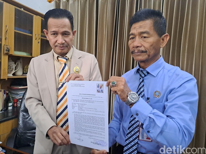 pengacara Senen dan Dian menunjukkan surat bukti pengaduan