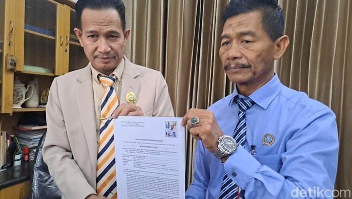 pengacara Senen dan Dian menunjukkan surat bukti pengaduan