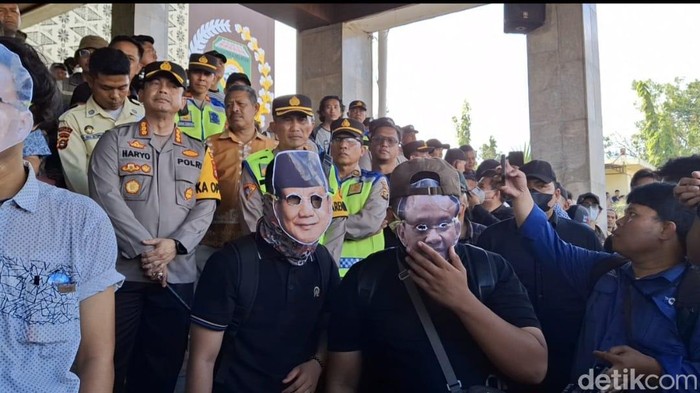 Pengunjuk rasa di DPRD Sumsel gunakan topeng Prabowo dan Bobby.