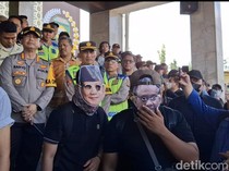 Mahasiswa Pakai Topeng Prabowo, Bobby, dan Bahlil dalam Aksi di DPRD Sumsel