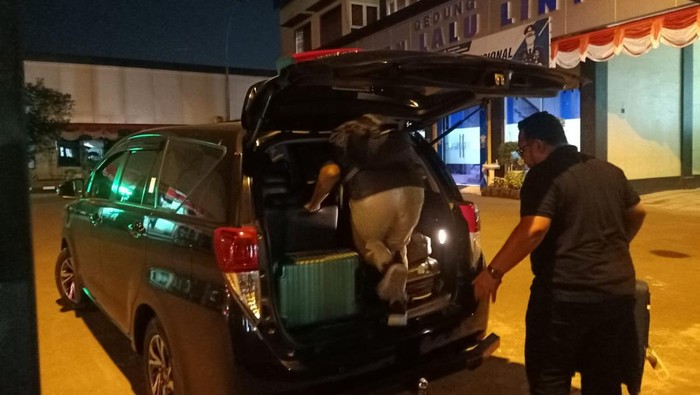 Penyidik KPK saat keluar dari ruangan di Polres Lamongan