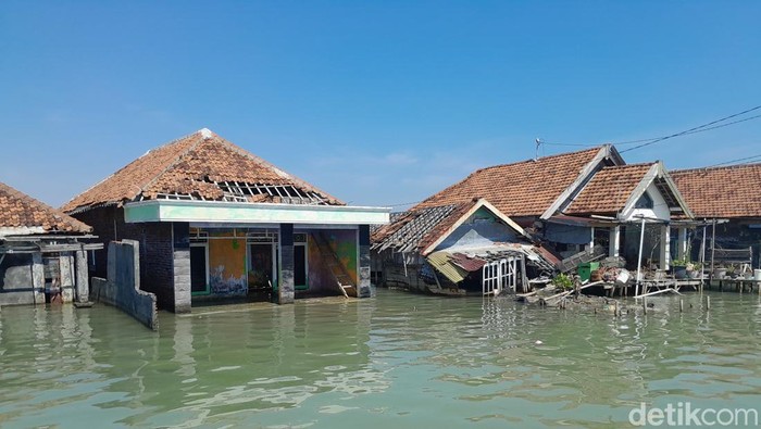 Permukiman di Sayung, Semak, yang kini dikosongkan karena abrasi. Foto diunggah Kamis (22/8/2024).