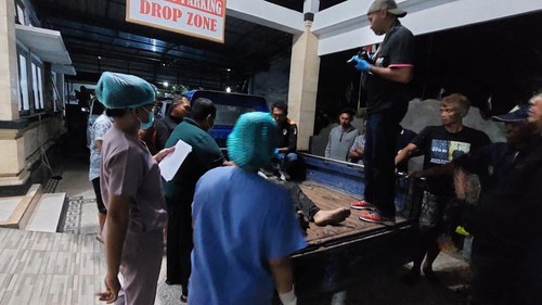 Petugas saat melakukan evaluasi jenazah petani yang ditemukan meninggal di sawah miliknya di Banjar Anyar Tembles, Desa Penyaringan, Kecamatan Mendoyo, Kabupaten Jembrana, Rabu (21/8/2024). (dok. Polsek Mendoyo)