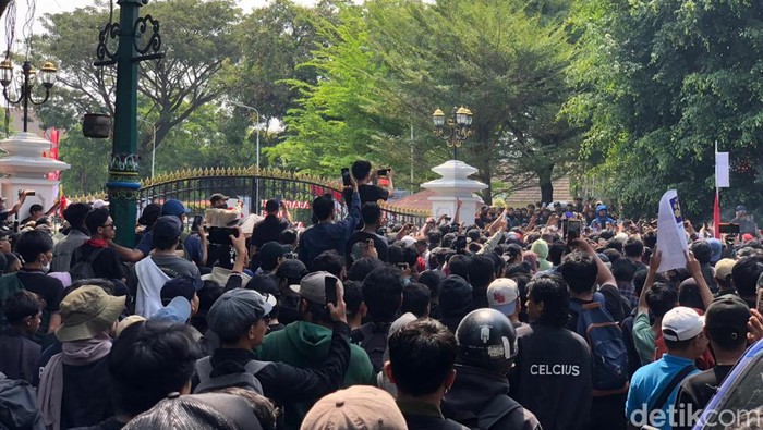 Suasana aksi massa penolak pengesahan revisi UU Pilkada di depan Gedung Agung Jogja, Kamis (22/8/2024).