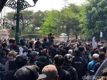 Sempat Ricuh, Massa Aksi Tolak Revisi UU Pilkada Paksa Masuk Gedung Agung Jogja