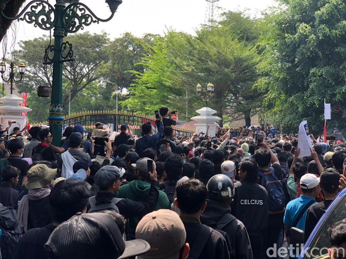 Suasana aksi massa penolak pengesahan revisi UU Pilkada di depan Gedung Agung Jogja, Kamis (22/8/2024).