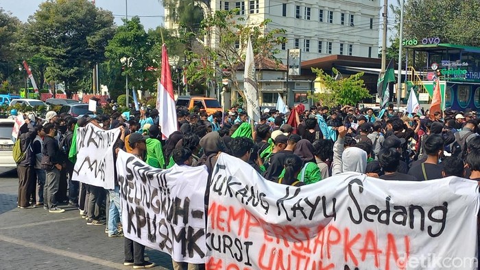Demo bertajuk Pulangkan Jokowi di Balai Kota Solo, Kamis (22/8/2024).